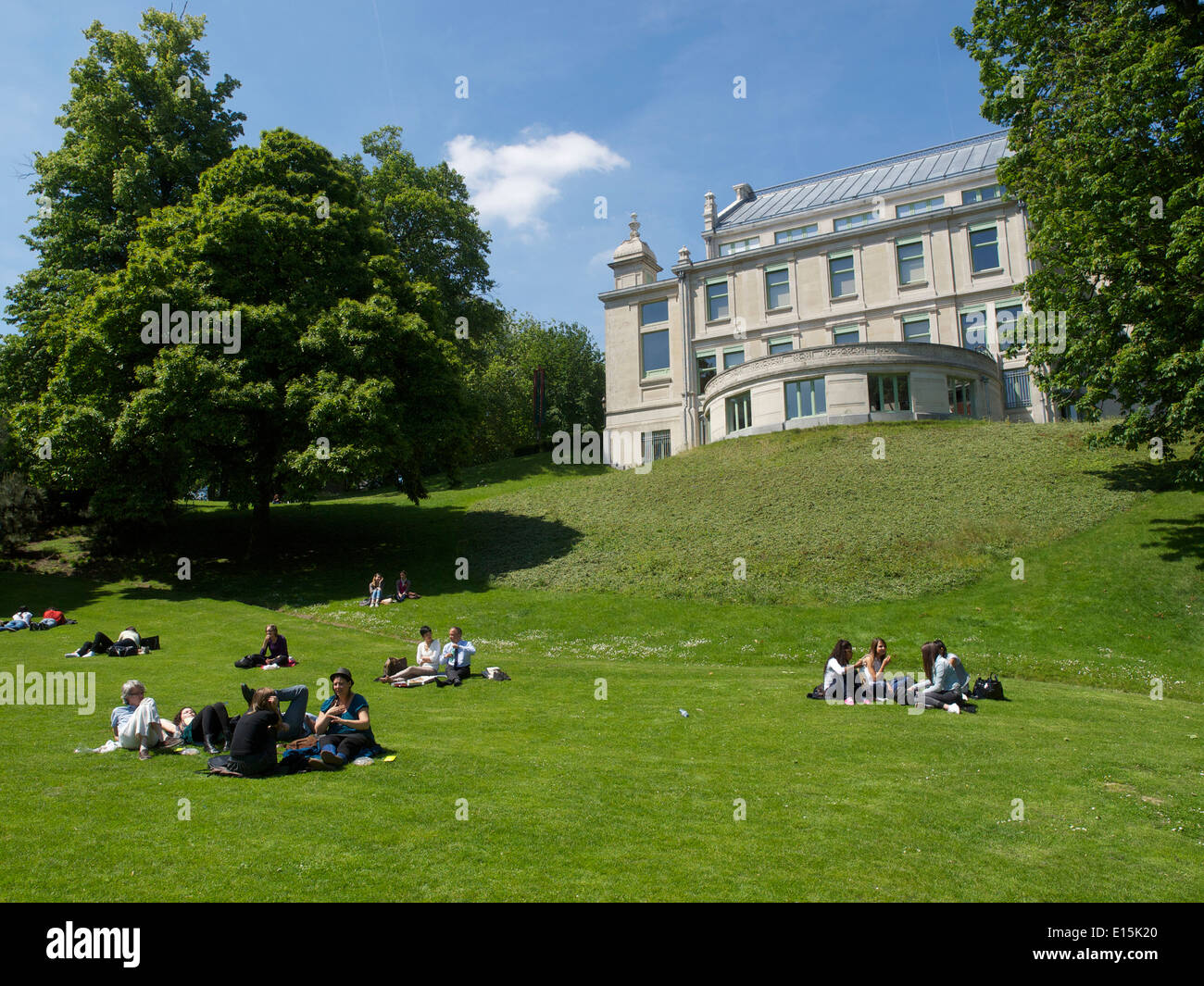 Persone relax nel Parco Leopold in una bella giornata di sole a Bruxelles, in Belgio Foto Stock