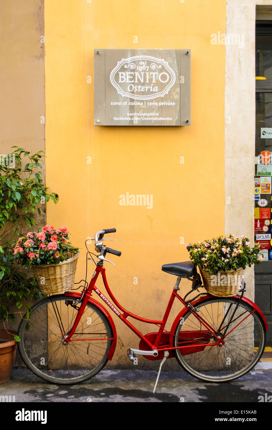La fase rossa attraverso la bicicletta con fiori Foto Stock