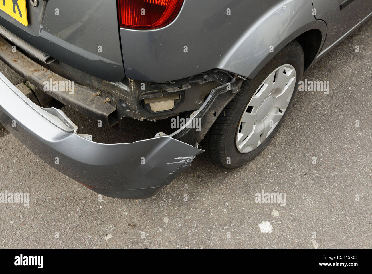 Incidente danneggiato il paraurti posteriore su una vettura Foto Stock