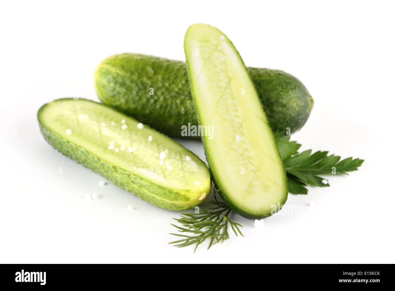Pila di prodotti freschi salati cetriolini e erbe aromatiche, isolata, close up Foto Stock