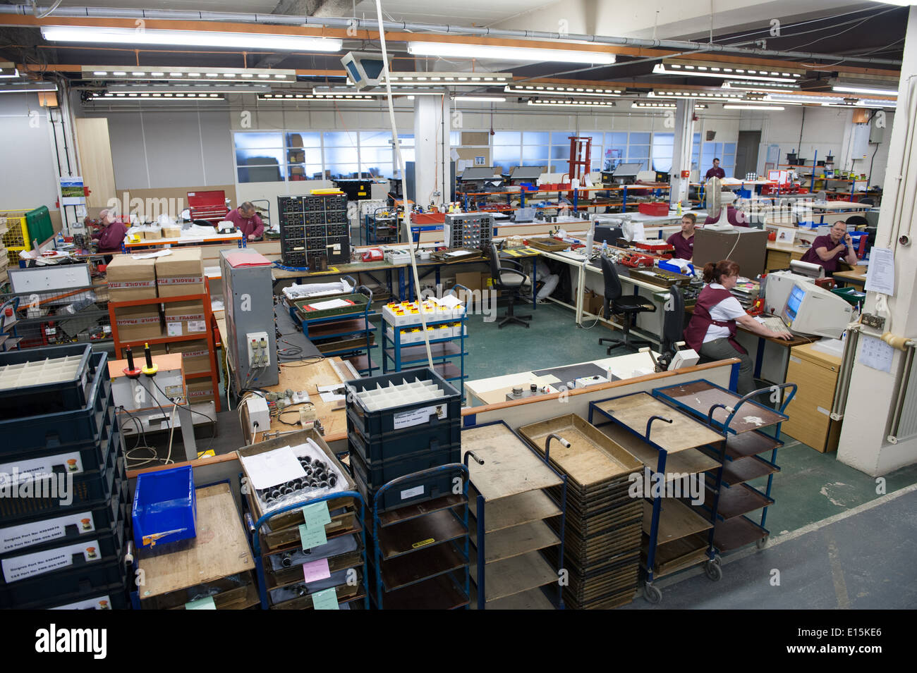 Assemblaggio dei lavoratori in una fabbrica di shop-floor assemblaggio di quadri di controllo. Facce non può essere visto. Foto Stock Assemblaggio dei lavoratori in una fabbrica di shop-floor assemblaggio di quadri di controllo. Facce non può essere visto. Foto Stock