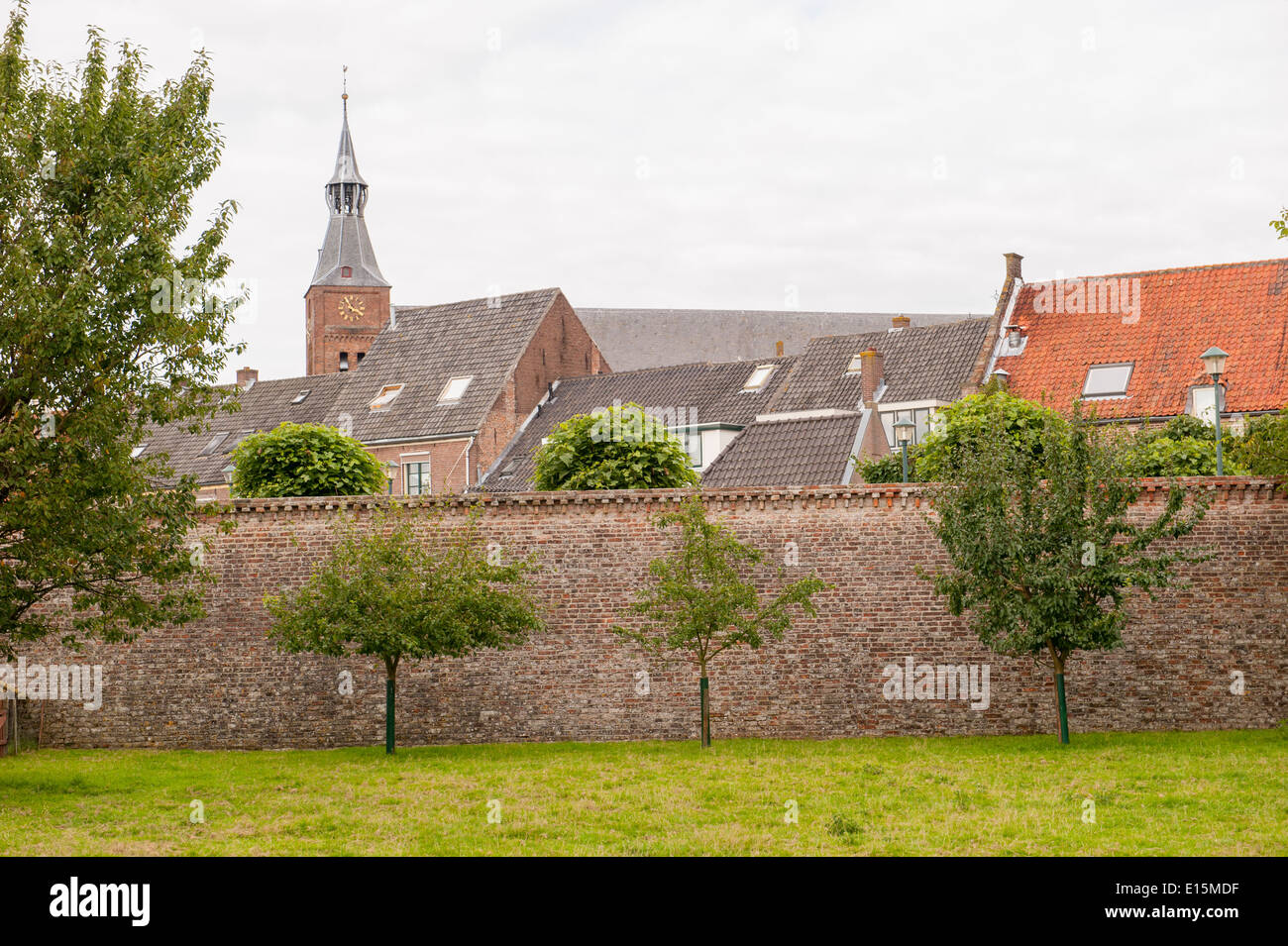 Centro storico della città dietro la città antica parete presso la città di Hattem, Paesi Bassi. Foto Stock