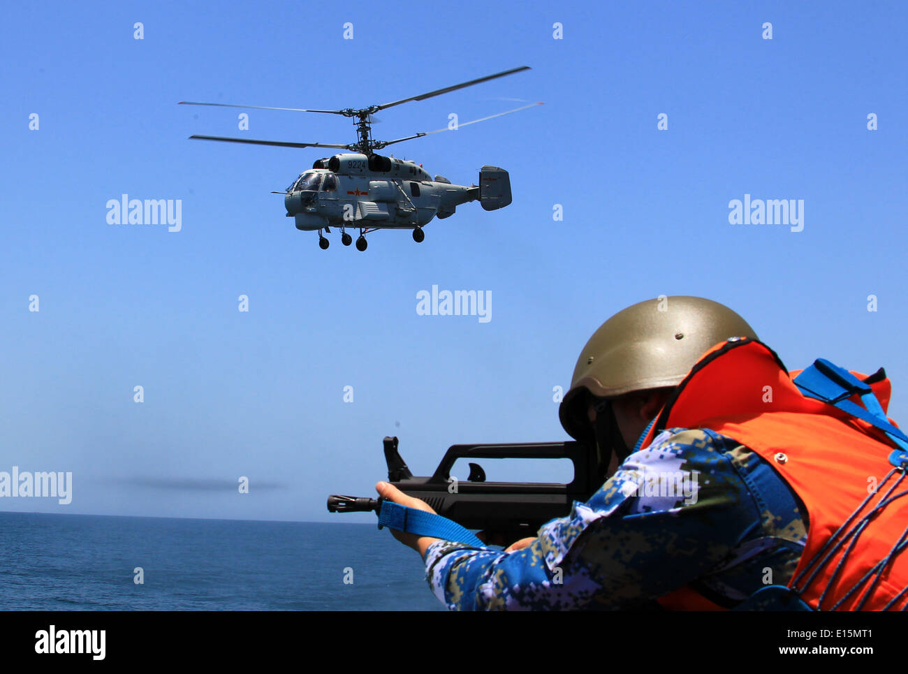 Mar Cinese Orientale. 23 Maggio, 2014. Un Cinese navy elicottero decolla durante un drill sul Mar della Cina orientale, 23 maggio 2014. Il cinese e russo marine in scena esercizi, comprese le joint escort trapano, comune di identificazione degli aeromobili di esercizio e di difesa aerea e marittima trapani assalto, sul Mare della Cina dell'Est il venerdì per simulare operazioni antipirateria. Credito: Chunming Zha/Xinhua/Alamy Live News Foto Stock