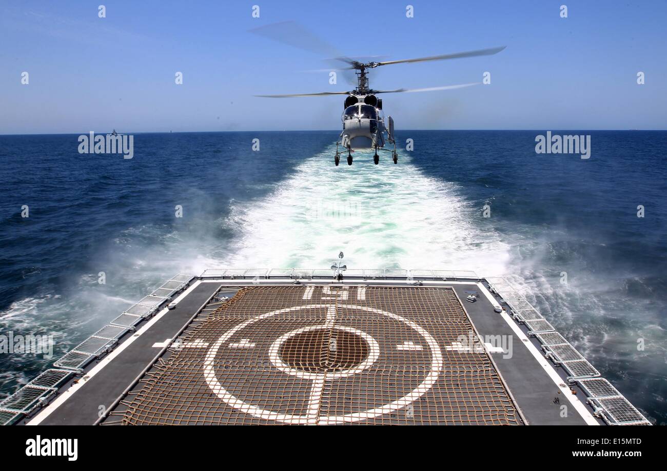 Mar Cinese Orientale. 23 Maggio, 2014. Un Cinese navy elicottero svolge una missione di indagine durante un drill sul Mar della Cina orientale, 23 maggio 2014. Il cinese e russo marine in scena esercizi, comprese le joint escort trapano, comune di identificazione degli aeromobili di esercizio e di difesa aerea e marittima trapani assalto, sul Mare della Cina dell'Est il venerdì per simulare operazioni antipirateria. Credito: Chunming Zha/Xinhua/Alamy Live News Foto Stock