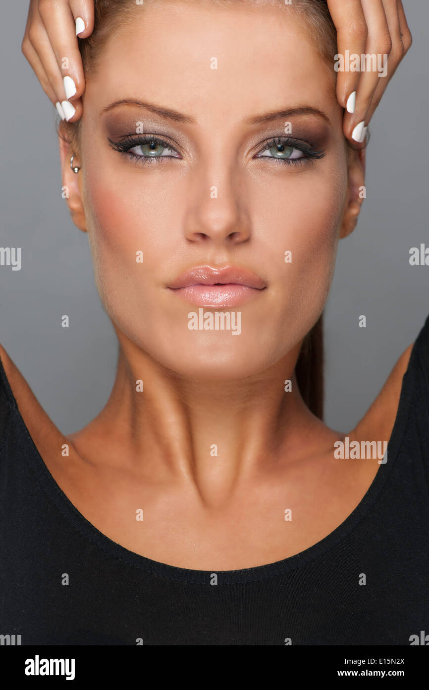 Modello femminile bellezza headshot le mani sulla testa Foto Stock