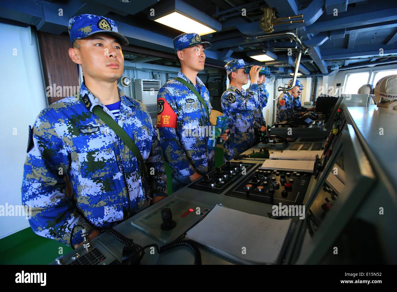 Mar Cinese Orientale. 23 Maggio, 2014. Soldati ed ufficiali operare della Cina di Zhengzhou missile distruttore durante un drill sul Mar della Cina orientale, 23 maggio 2014. Il cinese e russo marine in scena esercizi, comprese le joint escort trapano, comune di identificazione degli aeromobili di esercizio e di difesa aerea e marittima trapani assalto, sul Mare della Cina dell'Est il venerdì per simulare operazioni antipirateria. Credito: Chunming Zha/Xinhua/Alamy Live News Foto Stock