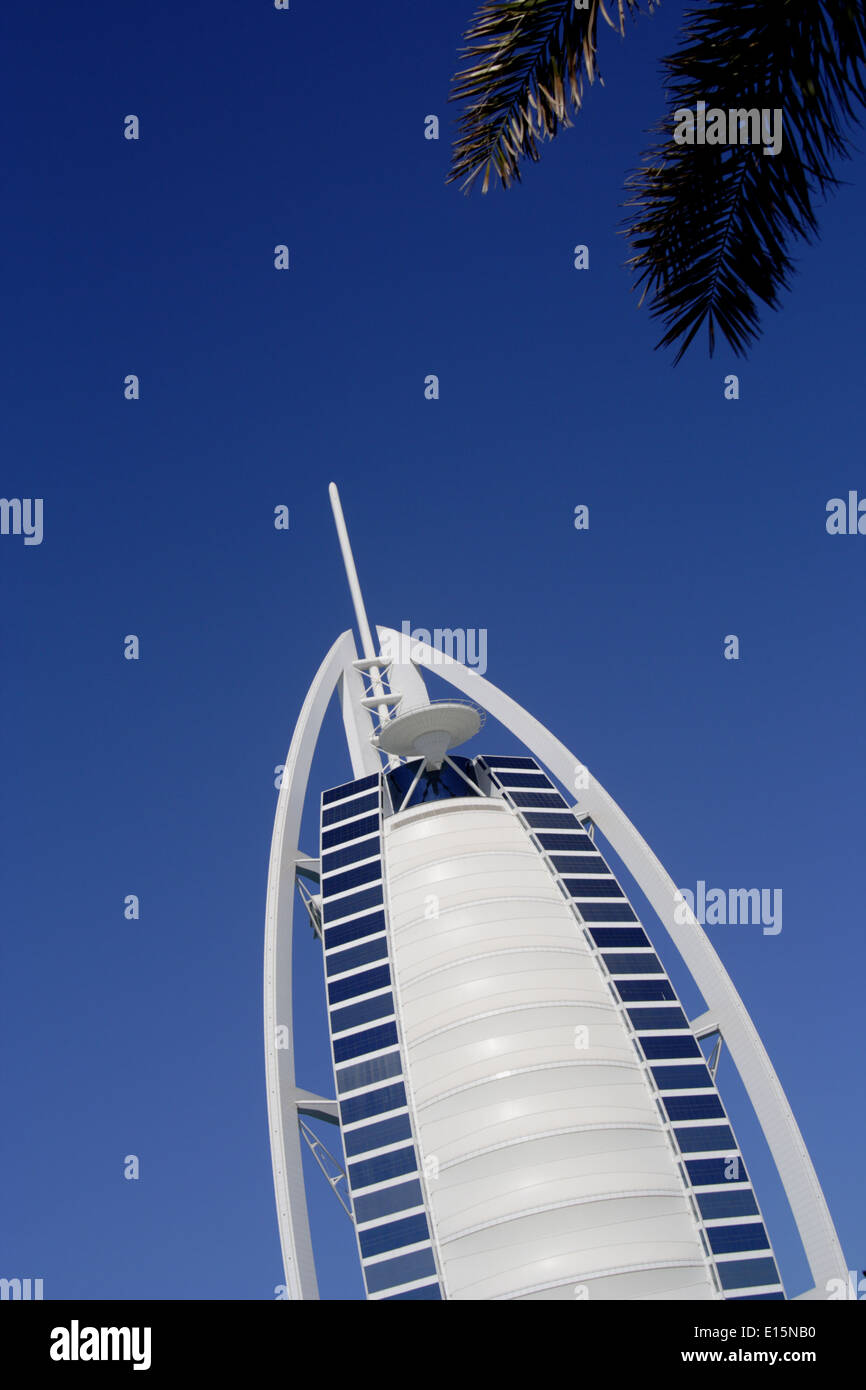 Facciata del Burj al Arab Hotel con fronde di palma, Jumeirah, Dubai, Emirati Arabi Uniti Foto Stock