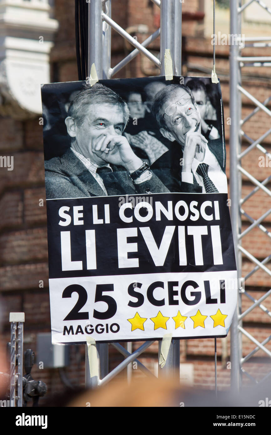 Torino, Italia - 2014:05:17 - Poster con Chiamparino e Fassino con lo slogan "se li conoscete, evitare loro' a Beppe Grillo incontro .Beppe Grillo è un comico italiano, attore, blogger, attivista politico e il fondatore del Movimento 5 Stelle (a cinque stelle di movimento). Egli è stato coinvolto in attività politica dal 2009. (Foto di Elena Aquila / Pacific Stampa) Foto Stock