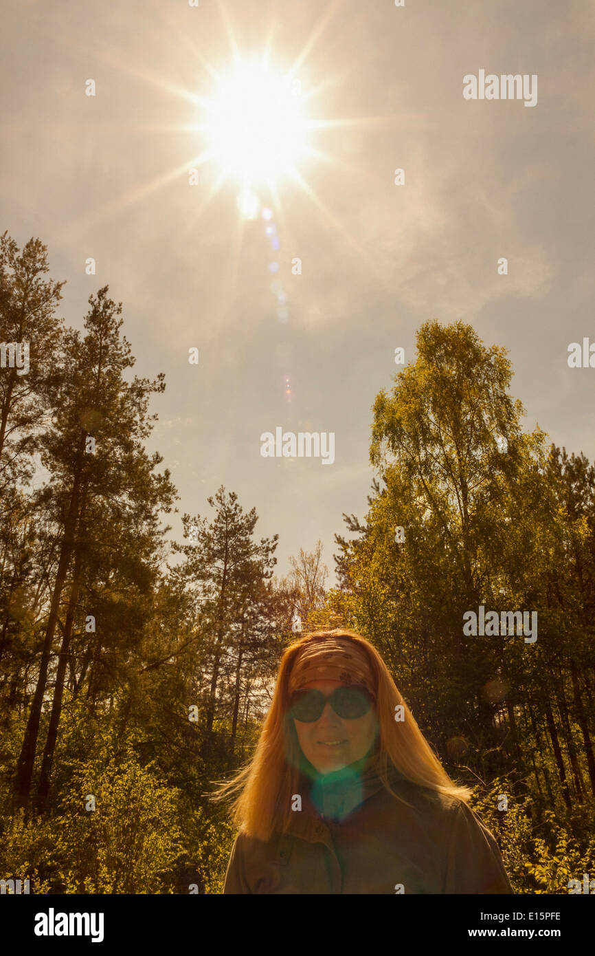 Ritratto di una donna contro il sole Foto Stock