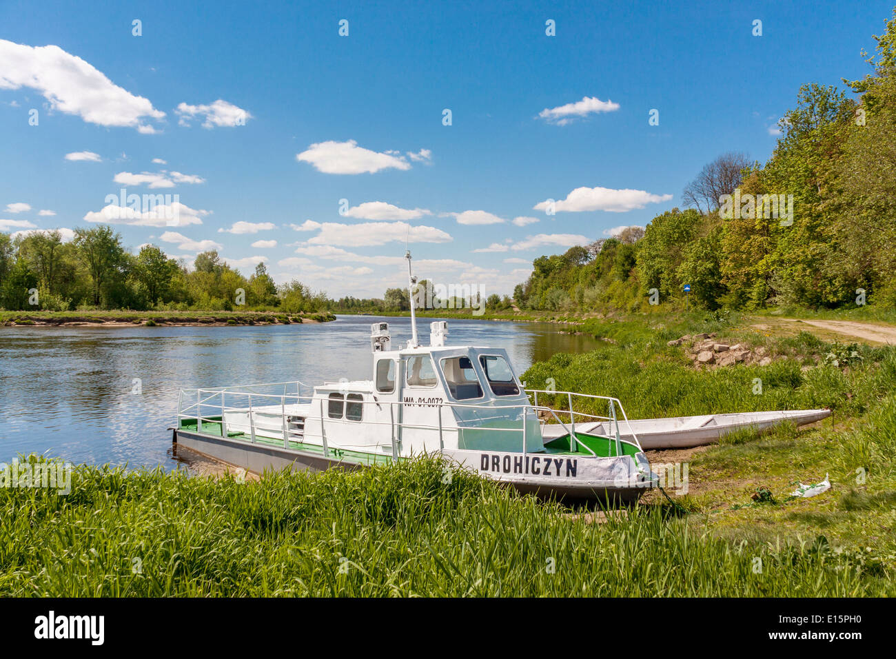 Drohiczyn barca ormeggiata sul fiume Bug in Drohiczyn, Polonia Foto Stock