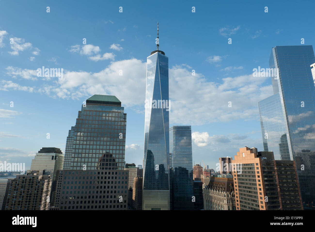 1 World Trade Center circondato da appartamenti, alberghi e altri edifici per uffici in Lower Manhattan. Foto Stock