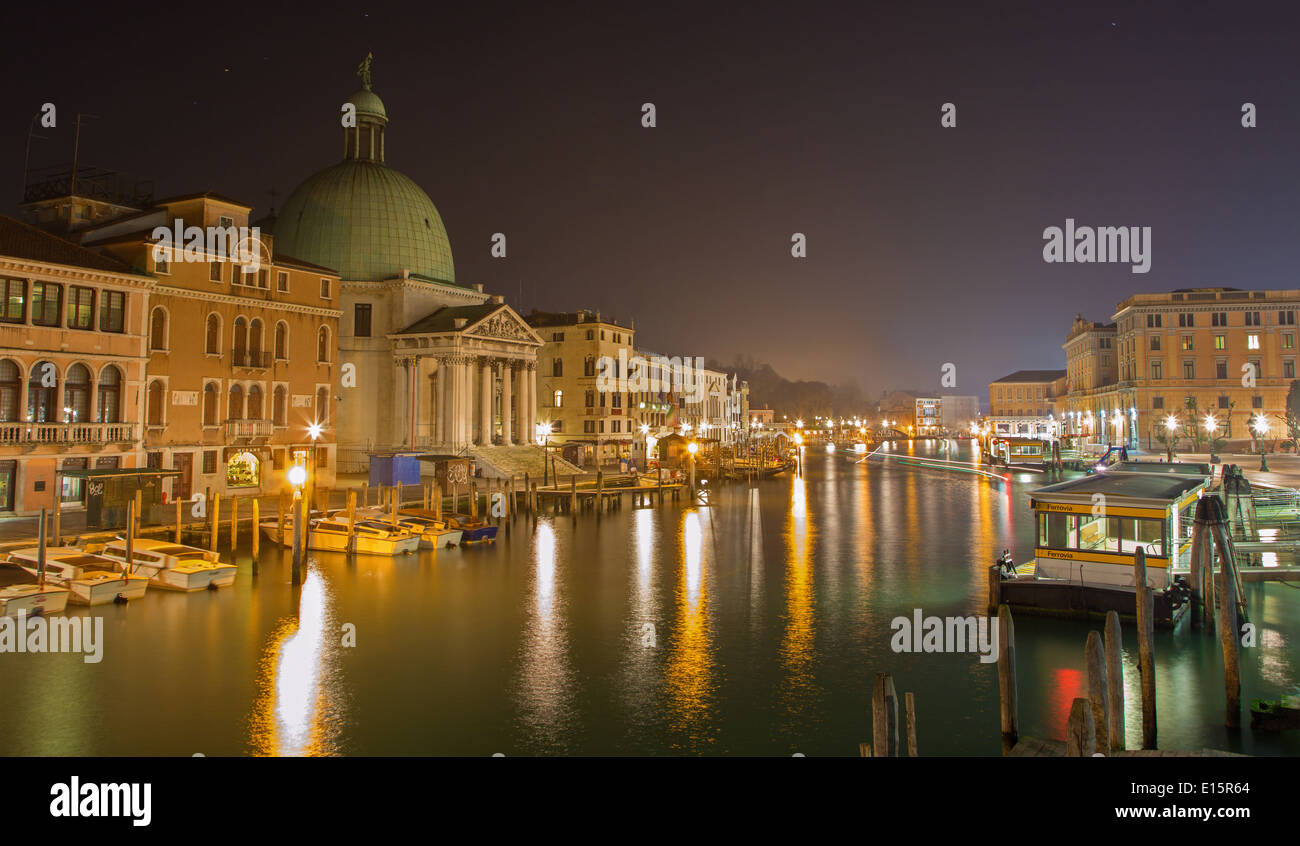 Venezia, Italia - 13 Marzo 2014: il Canal Grande e la chiesa di San Simeone Picolo di notte. Foto Stock