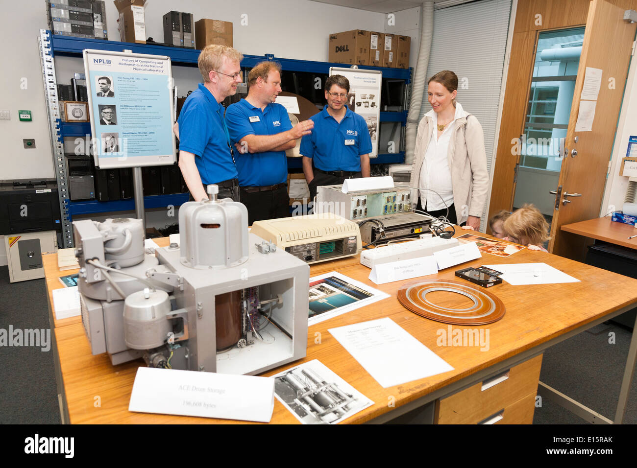 Il personale parla ai membri del pubblico; Storia dell'informatica e matematica Camera Nazionale Laboratorio di Fisica, NPL, Teddington REGNO UNITO Foto Stock