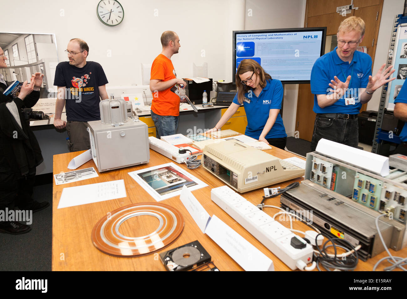 Il personale parla ai membri del pubblico; Storia dell'informatica e matematica Camera Nazionale Laboratorio di Fisica, NPL, Teddington REGNO UNITO Foto Stock