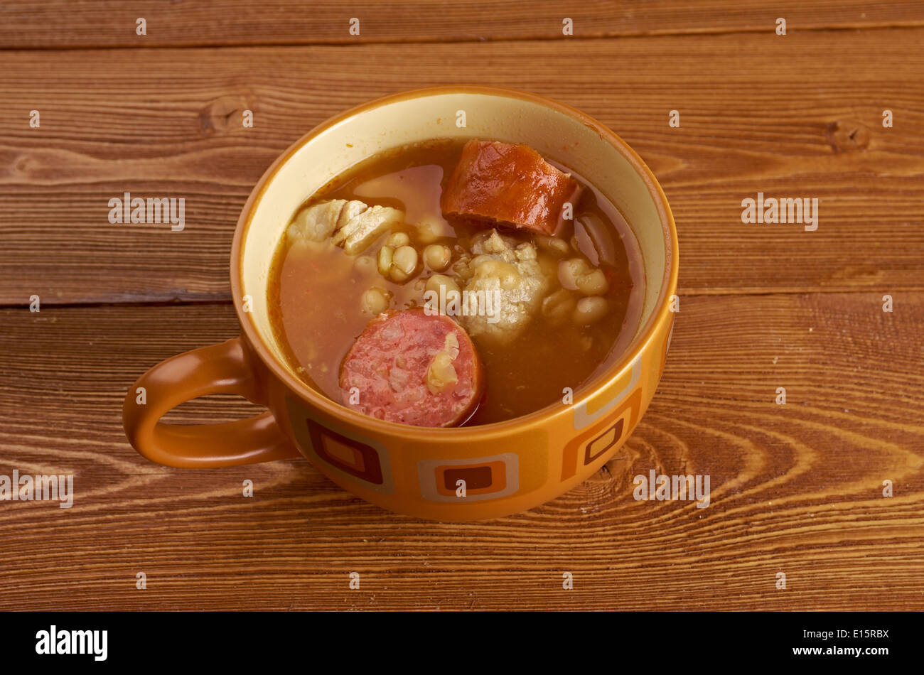 Fabada asturiana, spesso noto semplicemente come fabada, Spagnolo stufato di fagioli nativo dalla regione delle Asturie Foto Stock