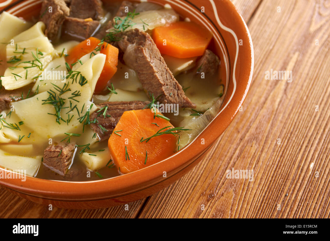 Kullama - piatto nazionale di alcune popolazioni turche.carne tradizionale cucina asiatica. carne bollita con bolliti tagliatelle Foto Stock