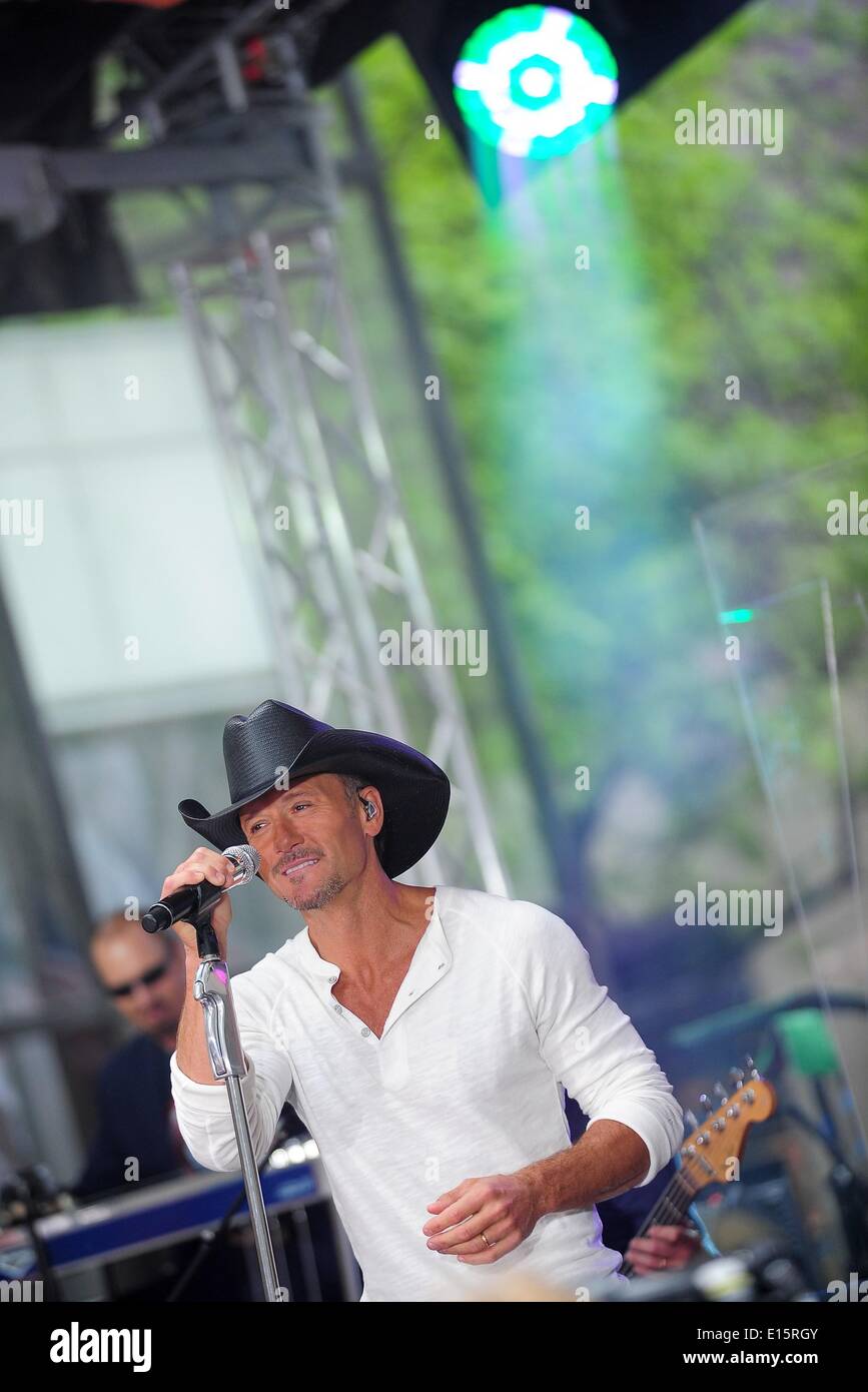 New York, NY, STATI UNITI D'AMERICA. 23 Maggio, 2014. Tim McGraw sul palco per la NBC Today Show Concerto con Tim McGraw, Rockefeller Plaza di New York, NY, 23 maggio 2014. Credito: Gregorio T. Binuya/Everett raccolta/Alamy Live News Foto Stock