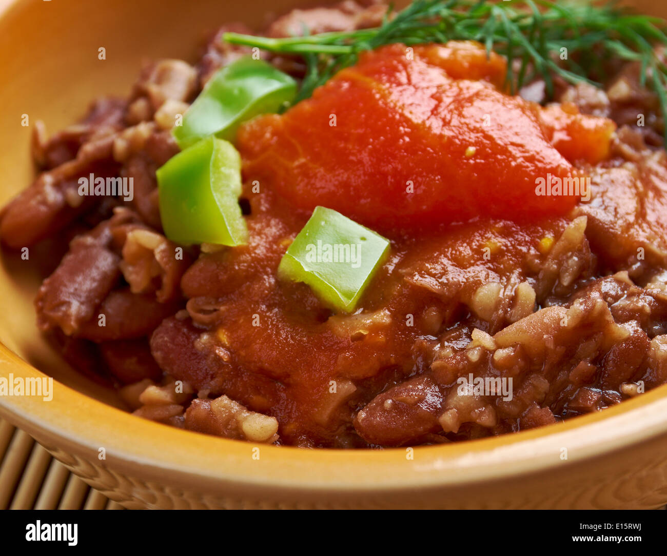 Ful medames - Egyptian,piatto sudanese di cotte e purè di fave servita con olio vegetale, Foto Stock