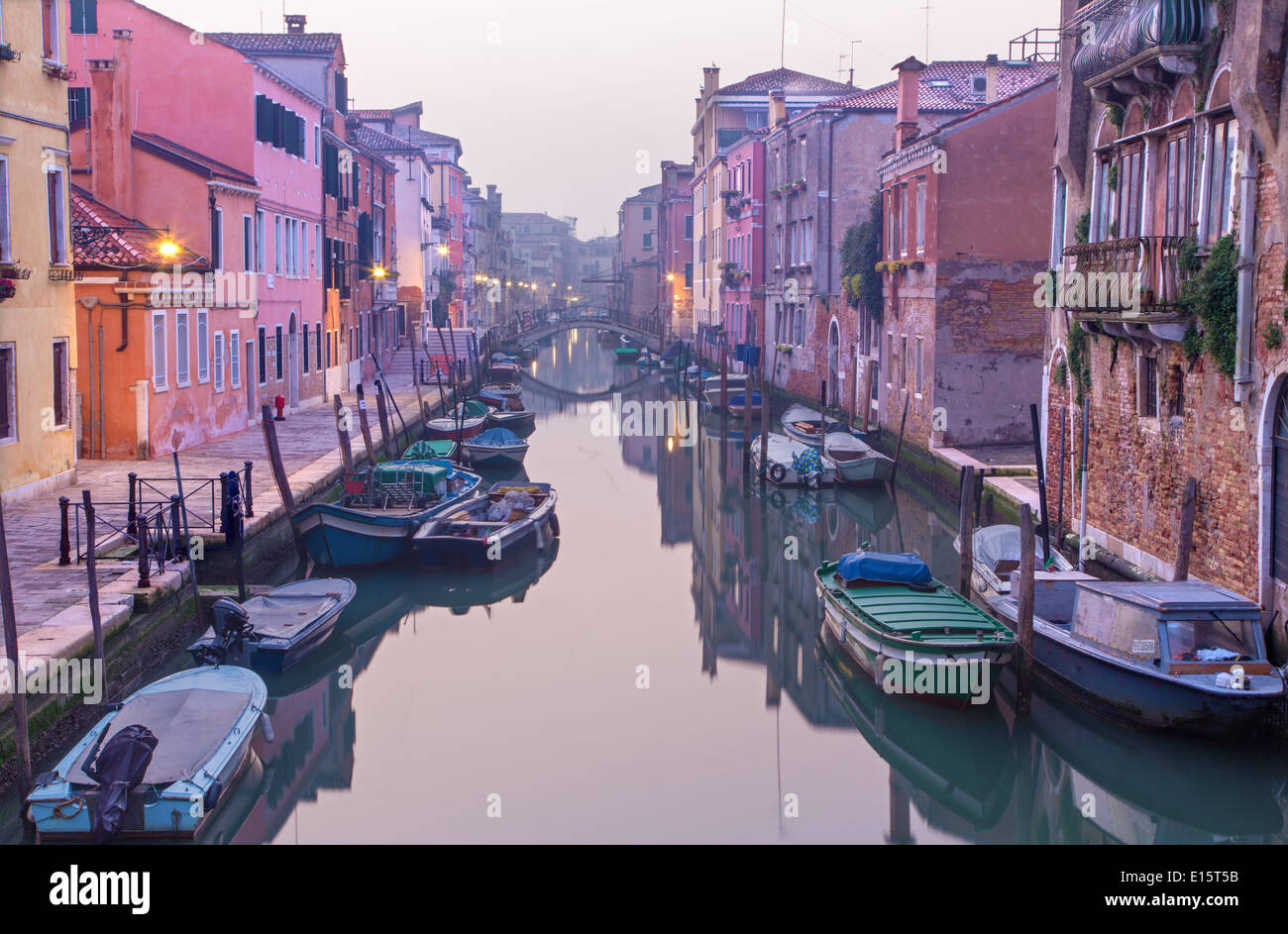 Venezia - Fondamenta de la Sensa e canal in mattinata da Ponte de la Malvasia bridge. Foto Stock