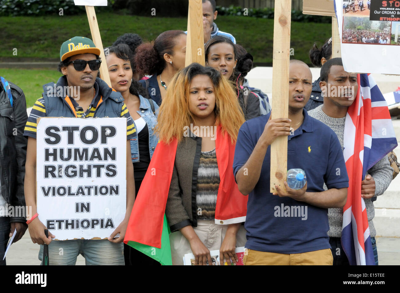 Londra, Regno Unito. 23 Maggio, 2014. Protesta contro le violazioni dei diritti umani in Etiopia contro il popolo Oromo (noto anche come Galla) opposta al Parlamento Foto Stock