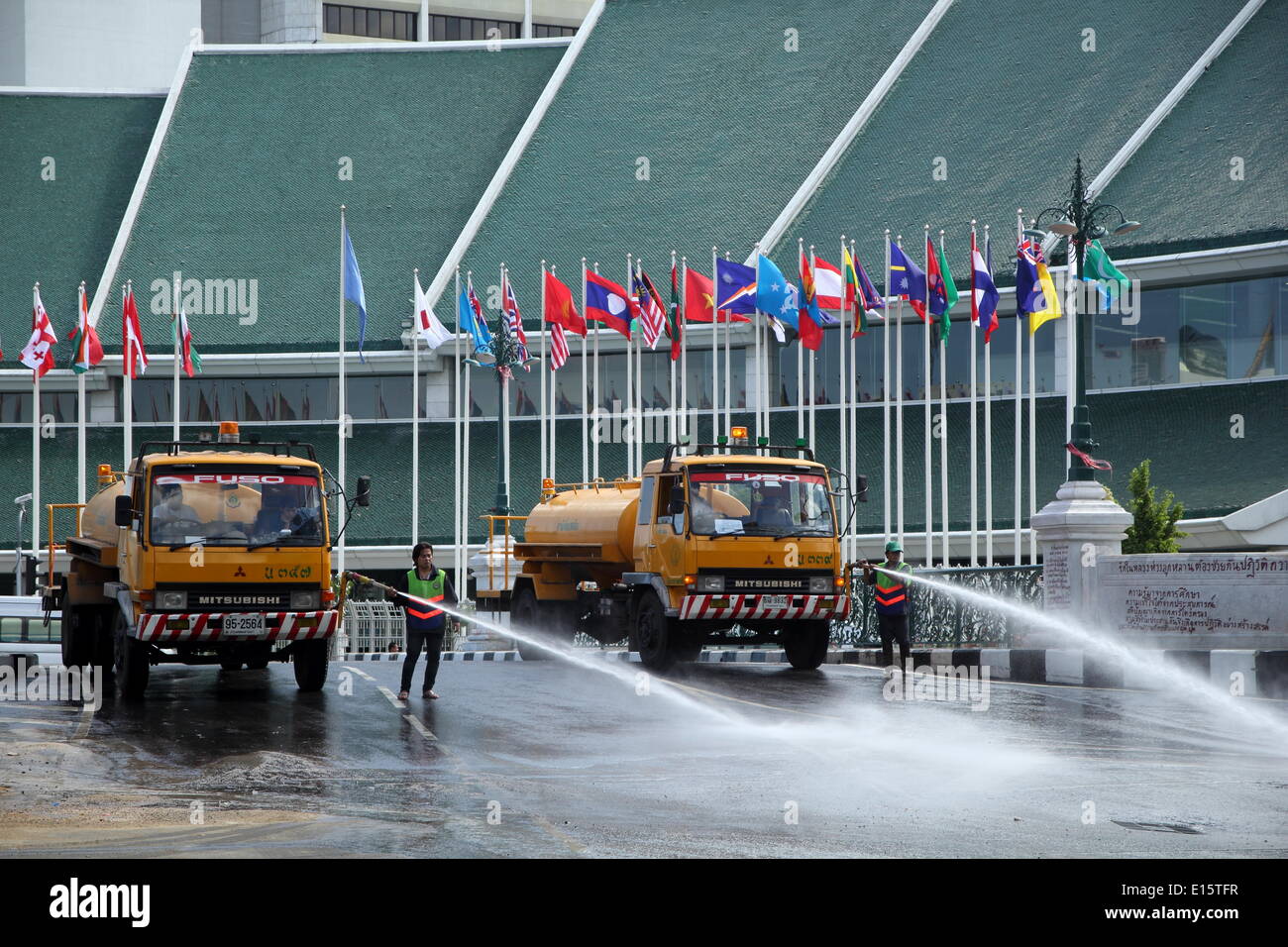 Bangkok, Thailandia dal 23 maggio 2014. Lavoratori pulire il sito di mesi di proteste contro il governo a democrazia monumento un giorno dopo l'esercito thailandese ha preso il potere. I militari convocò tutta l'ex governo e i membri del politicamente influente famiglia Shinawatra un giorno dopo aver preso il controllo in un colpo di stato incruento. Credito: John Vincent/Alamy Live News Foto Stock