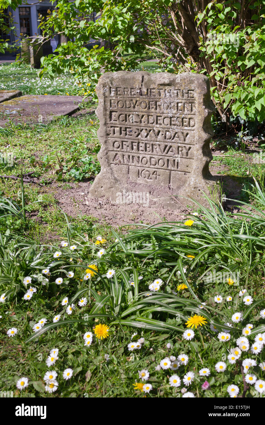 Inizio del XVII secolo Lastra tombale nel sagrato della chiesa di St Marys chiesa parrocchiale, Cheltenham Spa, GLOUCESTERSHIRE REGNO UNITO Foto Stock