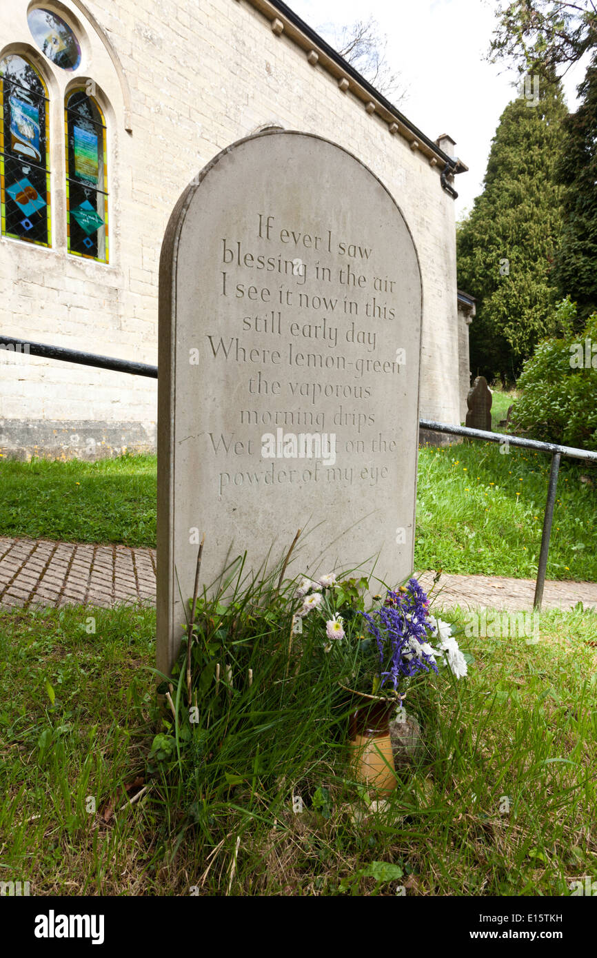 L'inverso della tomba di Laurie Lee nel sagrato della chiesa della Santa Trinità nel villaggio Costwold di Slad, Gloucestershire Foto Stock