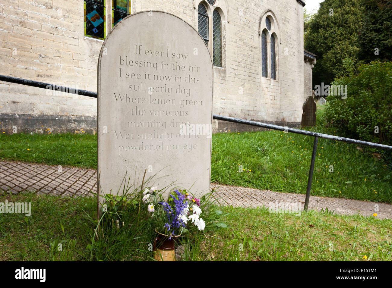 Il rovescio della tomba di Laurie Lee nel cimitero della chiesa della Santissima Trinità nel villaggio Cotswold di Slad, Gloucestershire Regno Unito Foto Stock