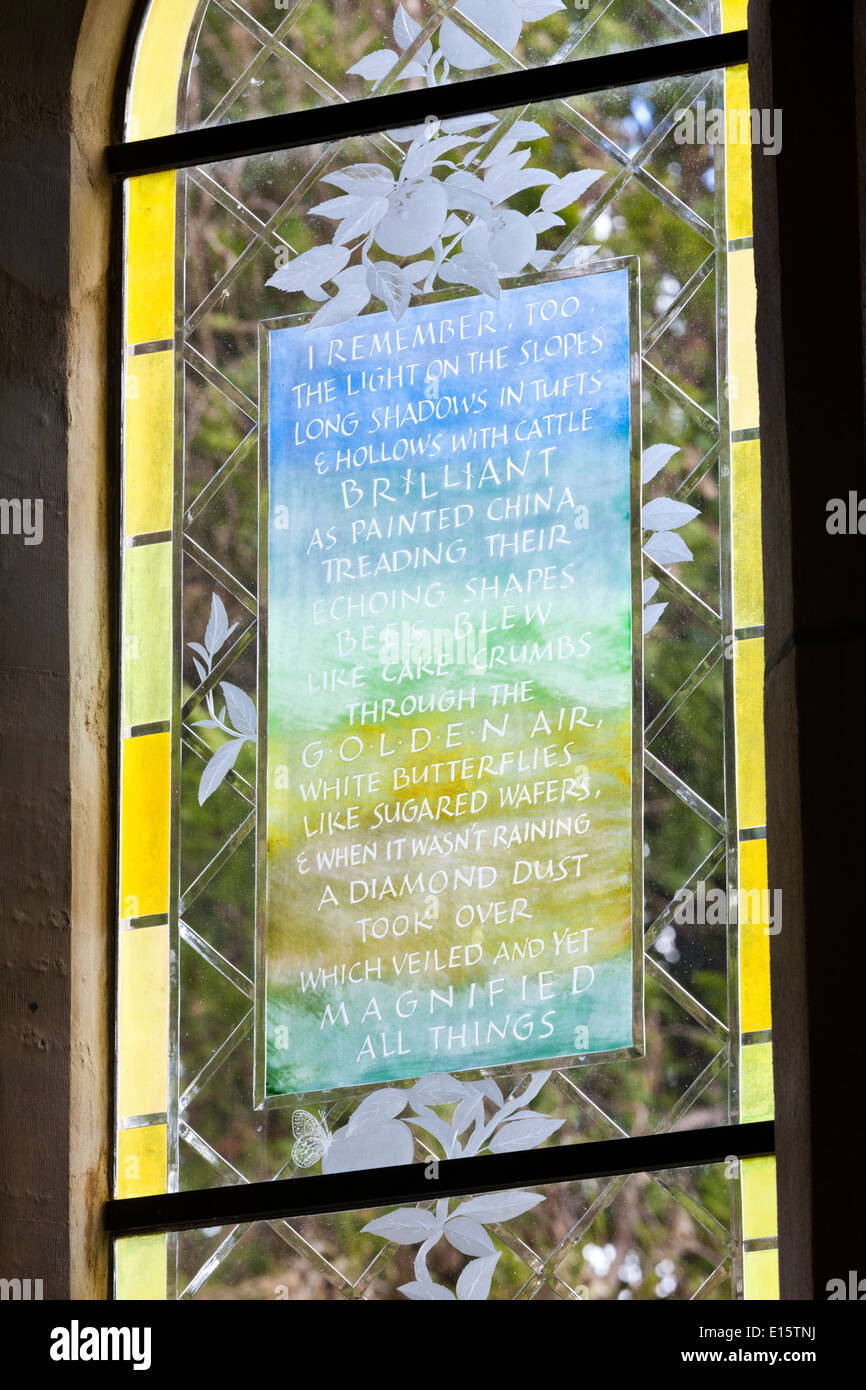 Finestra memoriale di Laurie Lee nella chiesa della Santa Trinità nel villaggio Costwold di Slad, GLOUCESTERSHIRE REGNO UNITO Foto Stock