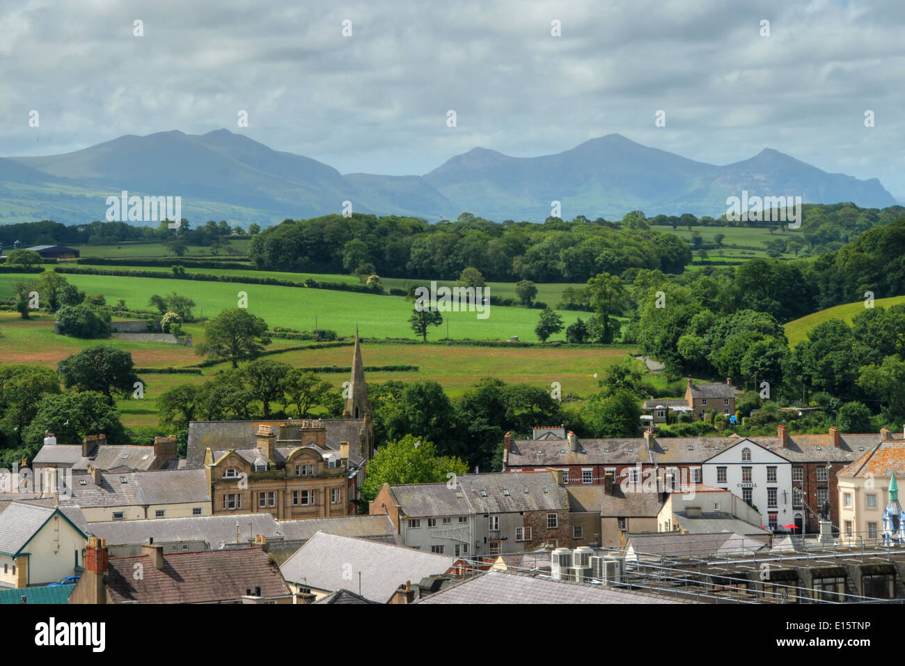 La periferia di Caernarfon, con colline ai piedi del Snowdonia Mountain Range in distanza Foto Stock