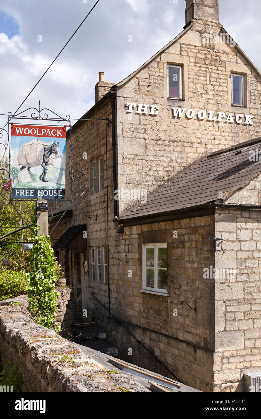 Il Woolpack public house nel villaggio Costwold di Slad, GLOUCESTERSHIRE REGNO UNITO - Il preferito Watering Hole di Laurie Lee Foto Stock