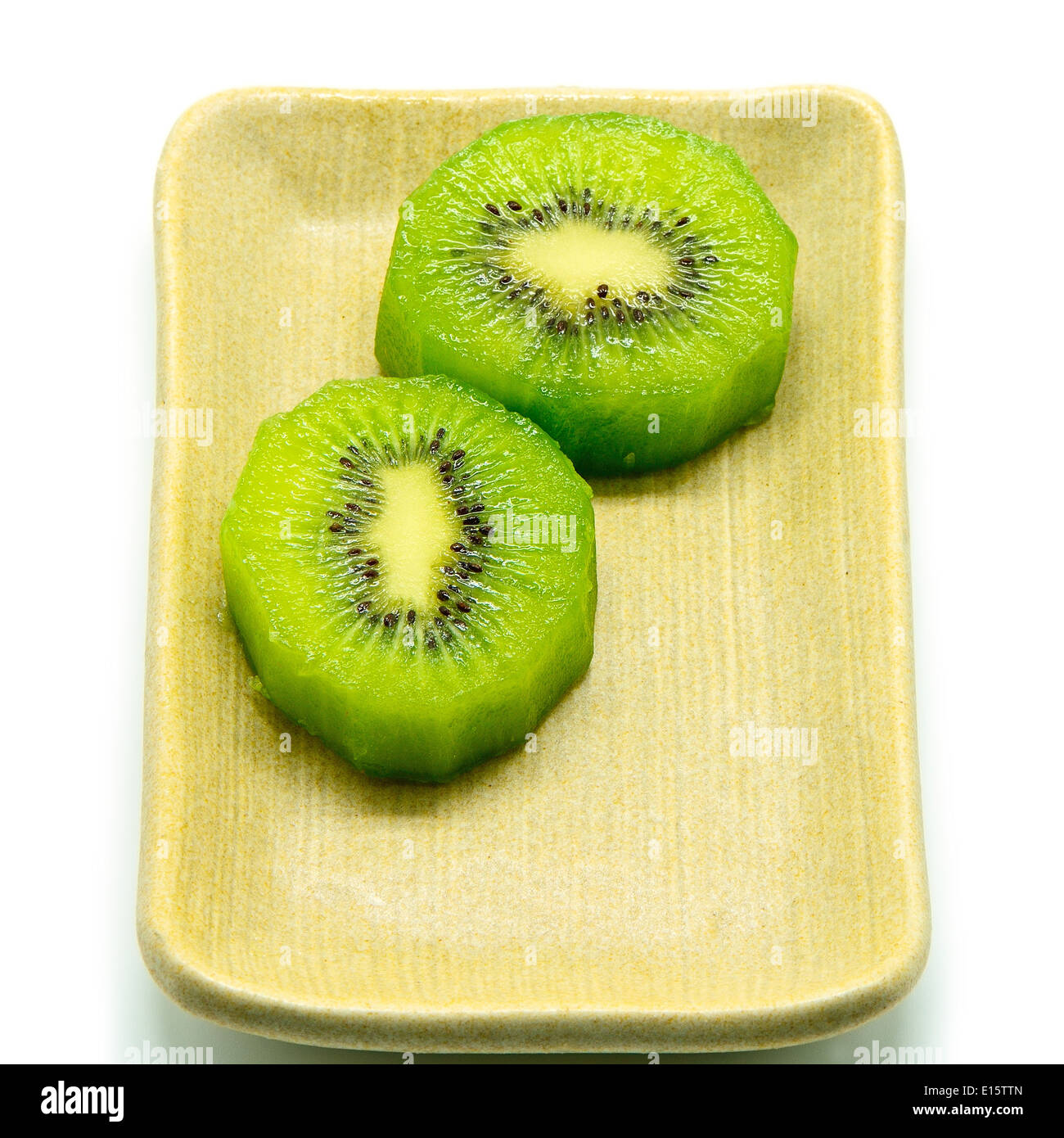 Fresche Kiwi, sul piatto, isolato su sfondo bianco Foto Stock