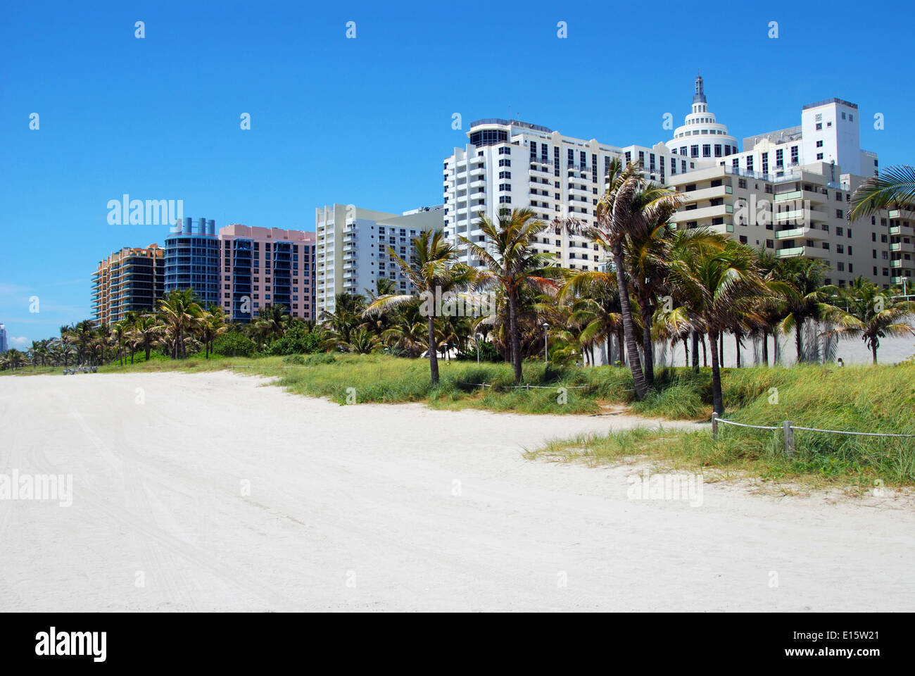 Alberghi lungo la spiaggia sabbiosa a Miami Beach, Florida Foto Stock
