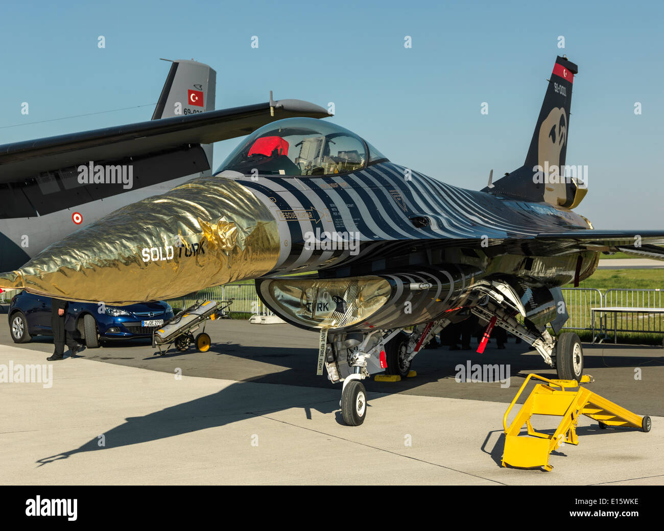 Lockheed Martin F-16 dell'aviazione turca sul display. Foto Stock