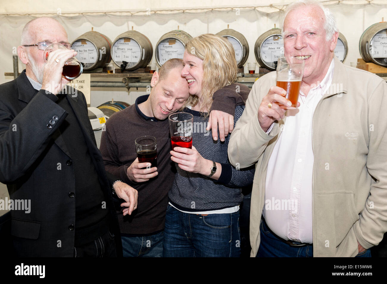 Stock, Essex. 23 Maggio, 2014. I bevitori godendo il loro real ale per il giorno di apertura del cerchio del festival della birra, Essex più famosi pub festa della birra. Negli ultimi venti anni, il cerchio del festival della birra in Stock Village è diventato un evento annuale, disegno grave birra sorseggiando folk da lontano come in Norvegia e in Australia. Fotografo: Gordon Scammell/Alamy Live News Foto Stock