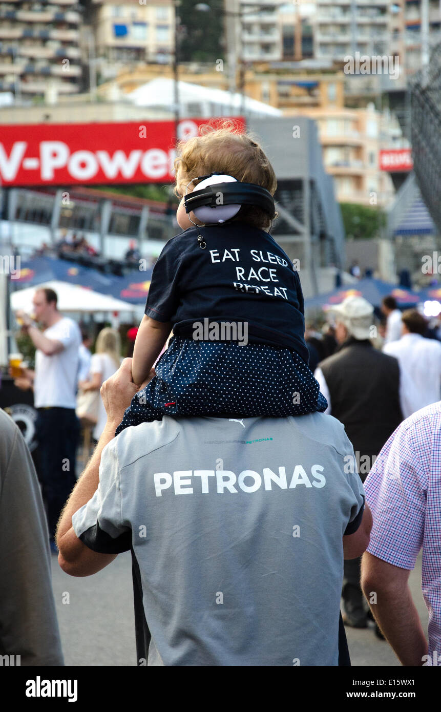 Monte Carlo, Monaco. 23 Maggio, 2014. I festaioli, giovani e vecchi, godetevi l'atmosfera al Gran Premio di Monaco circuito il venerdì sera prima della racing riprende il sabato al Principato di Monaco di Formula 1 Grand Prix. Credito: Kevin Bennett/Alamy Live News Foto Stock