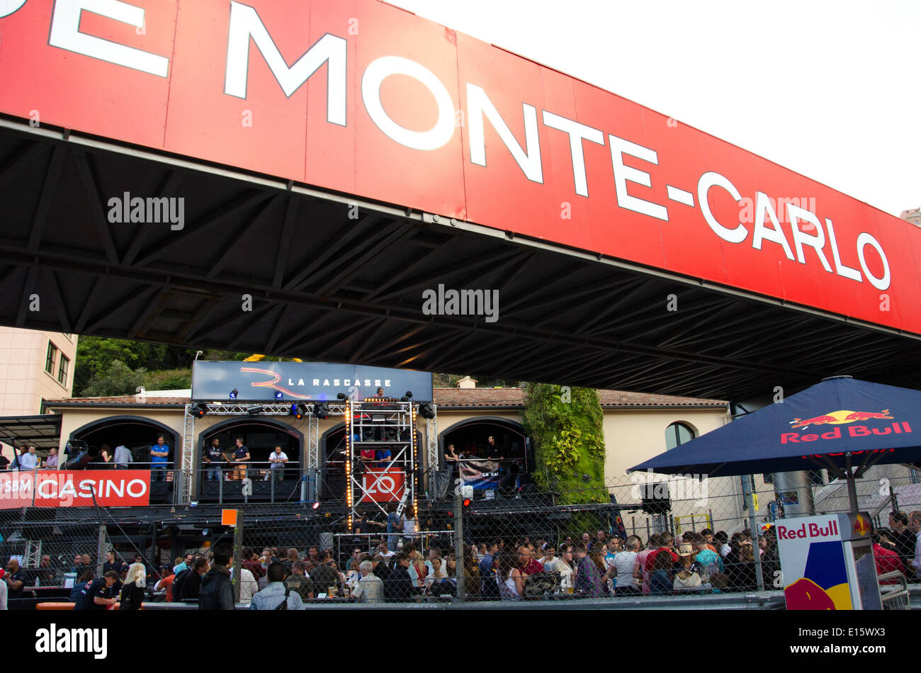 Monte Carlo, Monaco. 23 Maggio, 2014. La famosa La Rascasse ristorante, di cui un angolo del Grand Prix di Monaco del circuito è chiamato dopo, si trasforma in un night club il Venerdì sera prima della racing riprende il sabato al Principato di Monaco di Formula 1 Grand Prix. Credito: Kevin Bennett/Alamy Live News Foto Stock