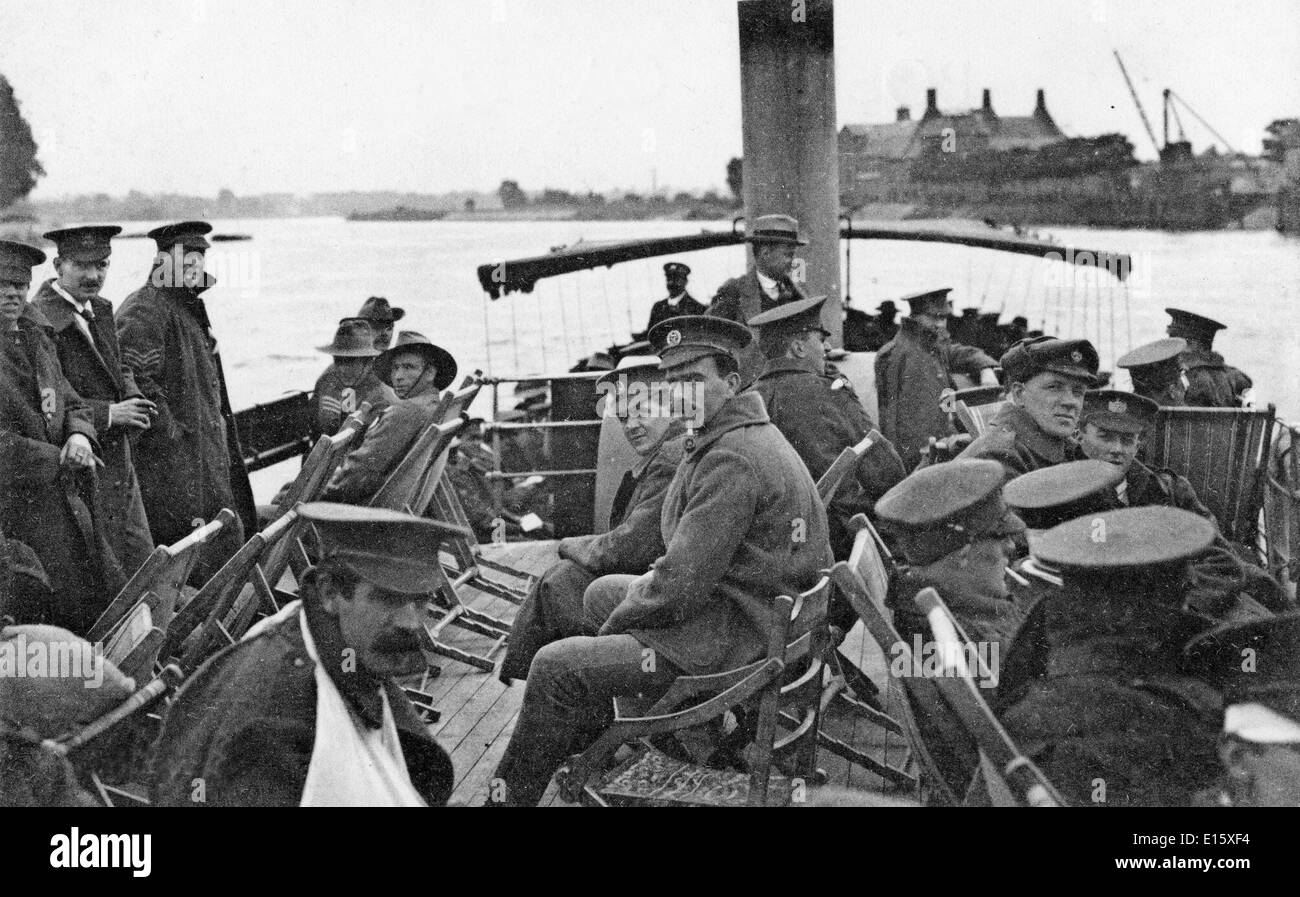 Soldati britannici e australiani sulla prima chiatta delle truppe della guerra mondiale in Belgio 1916 Foto Stock