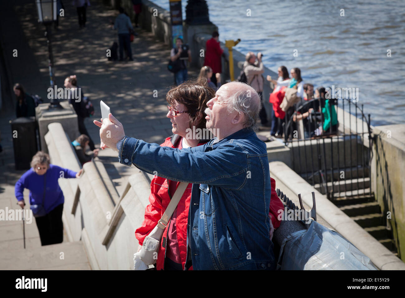 I turisti tenendo selfie con iPad Foto Stock