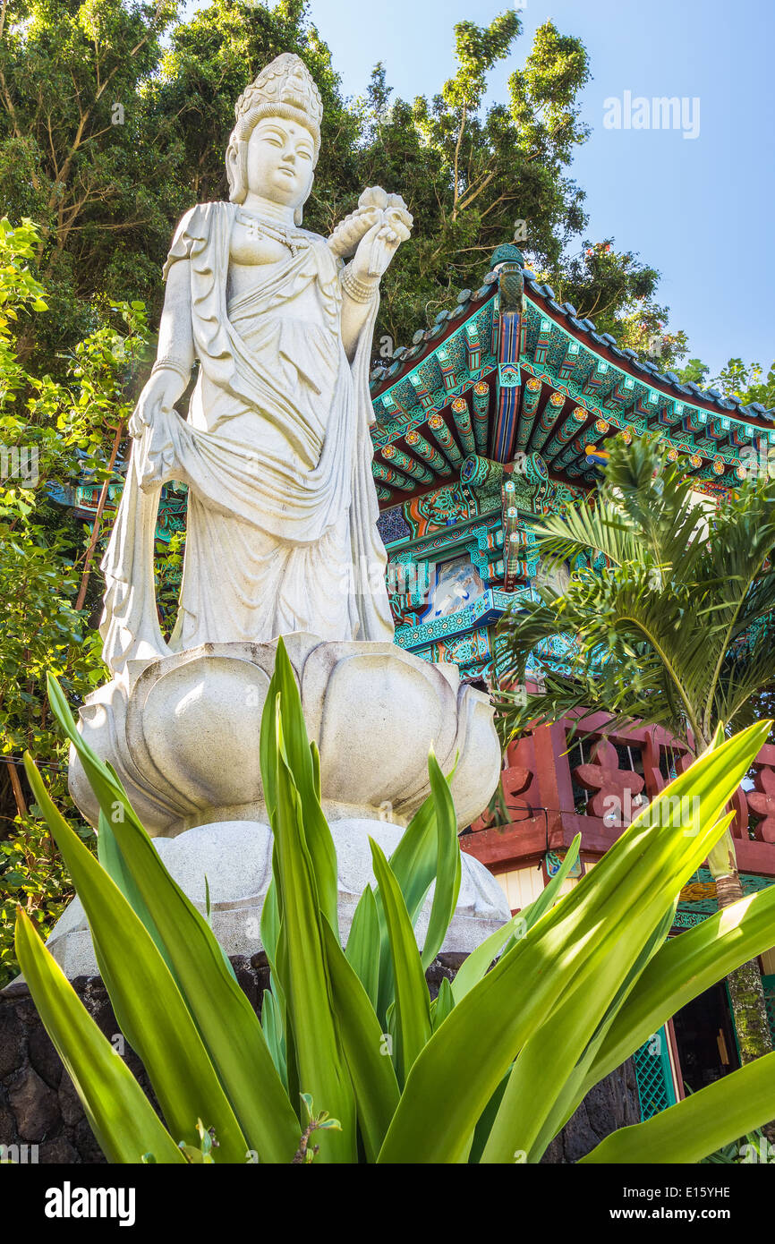 Statua della Dea di fronte al mondo la pace Pagoda a Mu Ryang Sa tempio, un Coreano tempio buddista di Oahu, Hawaii Foto Stock