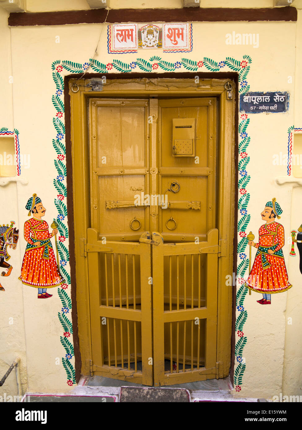 India Rajasthan, Udaipur, porta della casa decorata con tradizionali dipinti a muro Foto Stock