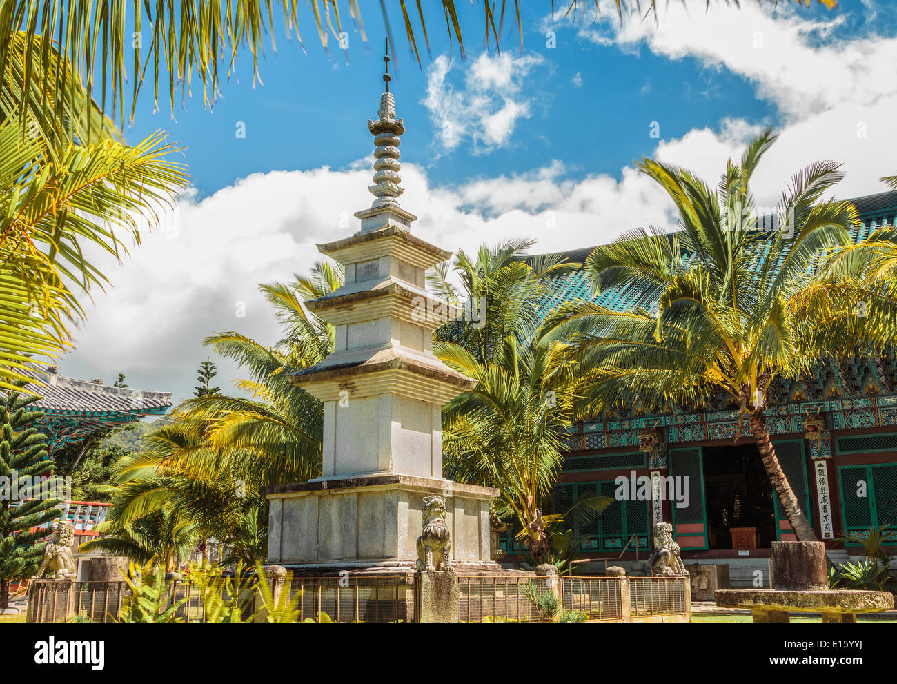 La Pagoda grande statua per motivi di Mu Ryang Sa tempio Senso rotto Ridge tempio, un Coreano tempio buddista di Oahu, Hawaii Foto Stock