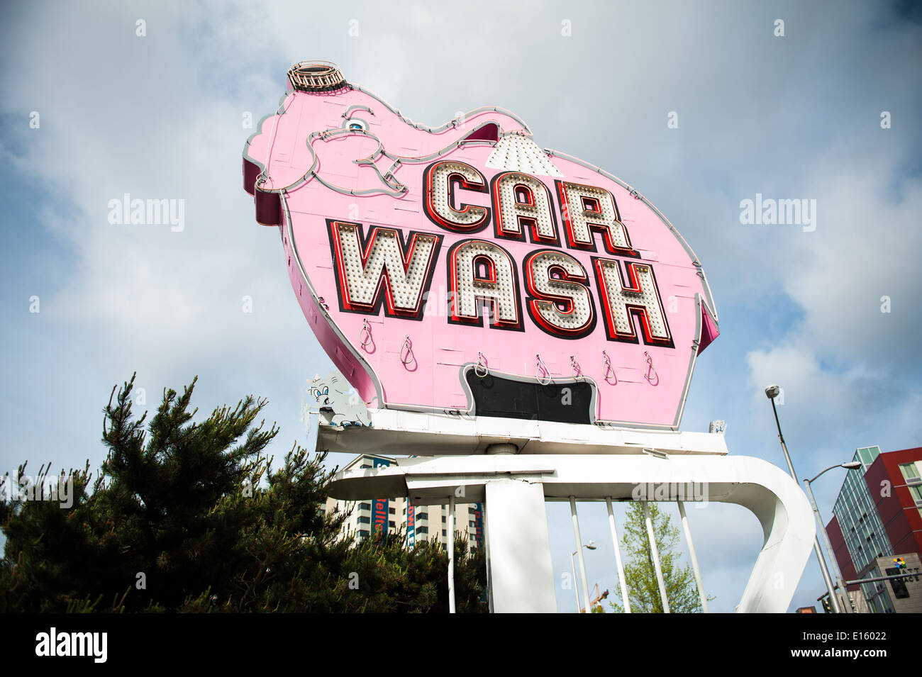 Il classico segno al neon per Elephant Super Car Wash vicino Seattle Center di Seattle. Foto Stock