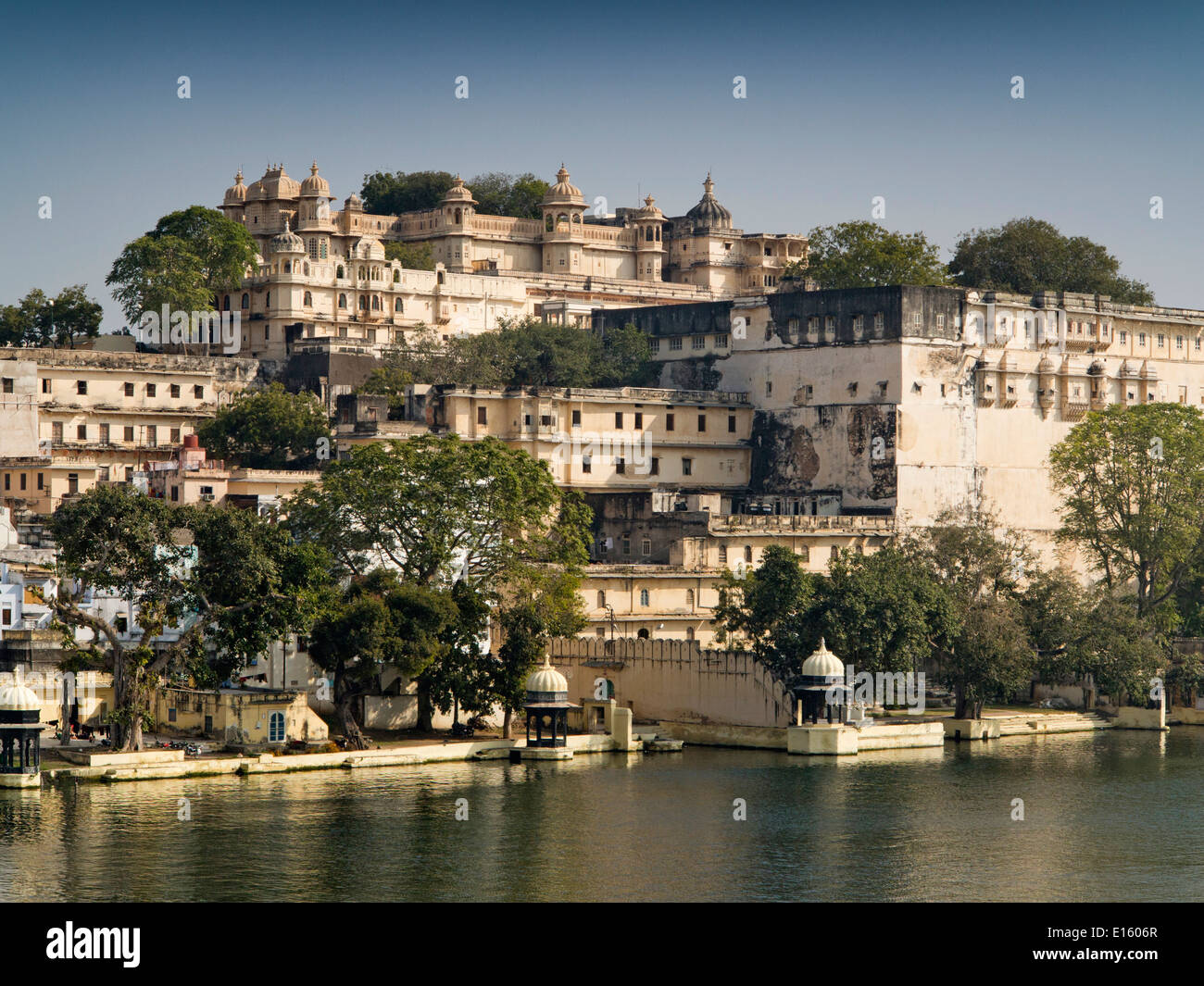 India Rajasthan, Udaipur, City Palace sulla skyline occupando Lago Pichola shore Foto Stock
