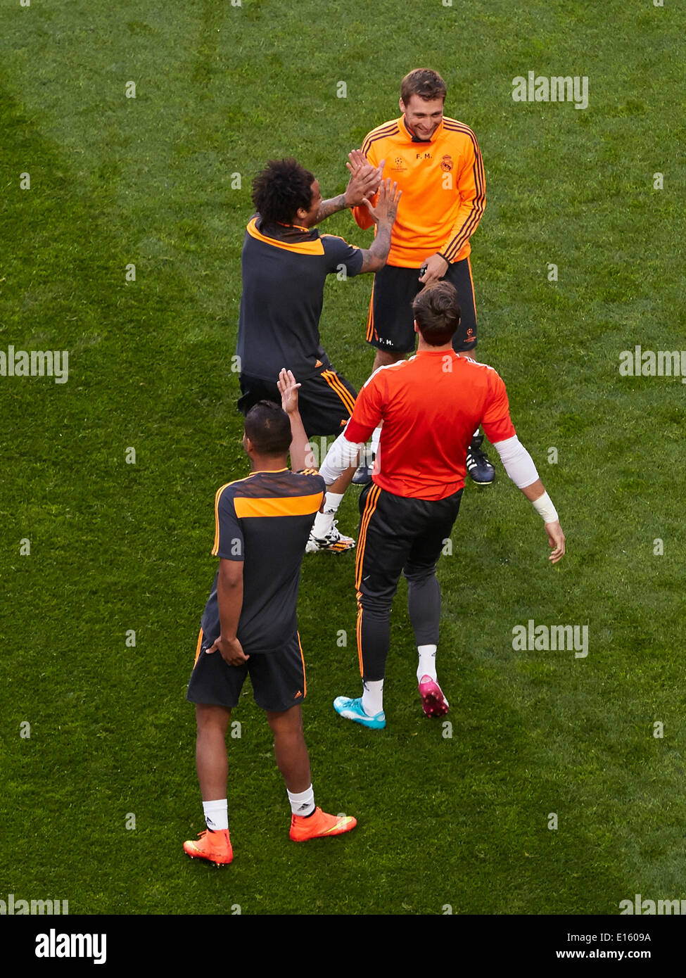 23.05.2014, Lisbona, Portogallo Defender Marcelo Vieira del Real Madrid (L) condivide una barzelletta con il suo compagno di squadra durante il Real Madrid sessione di formazione tecnica per la finale di UEFA Champions League tra il Real Madrid e il Atlético de Madrid a Sport Lisboa e Benfica Stadium, Lisbona, Portogallo Foto Stock