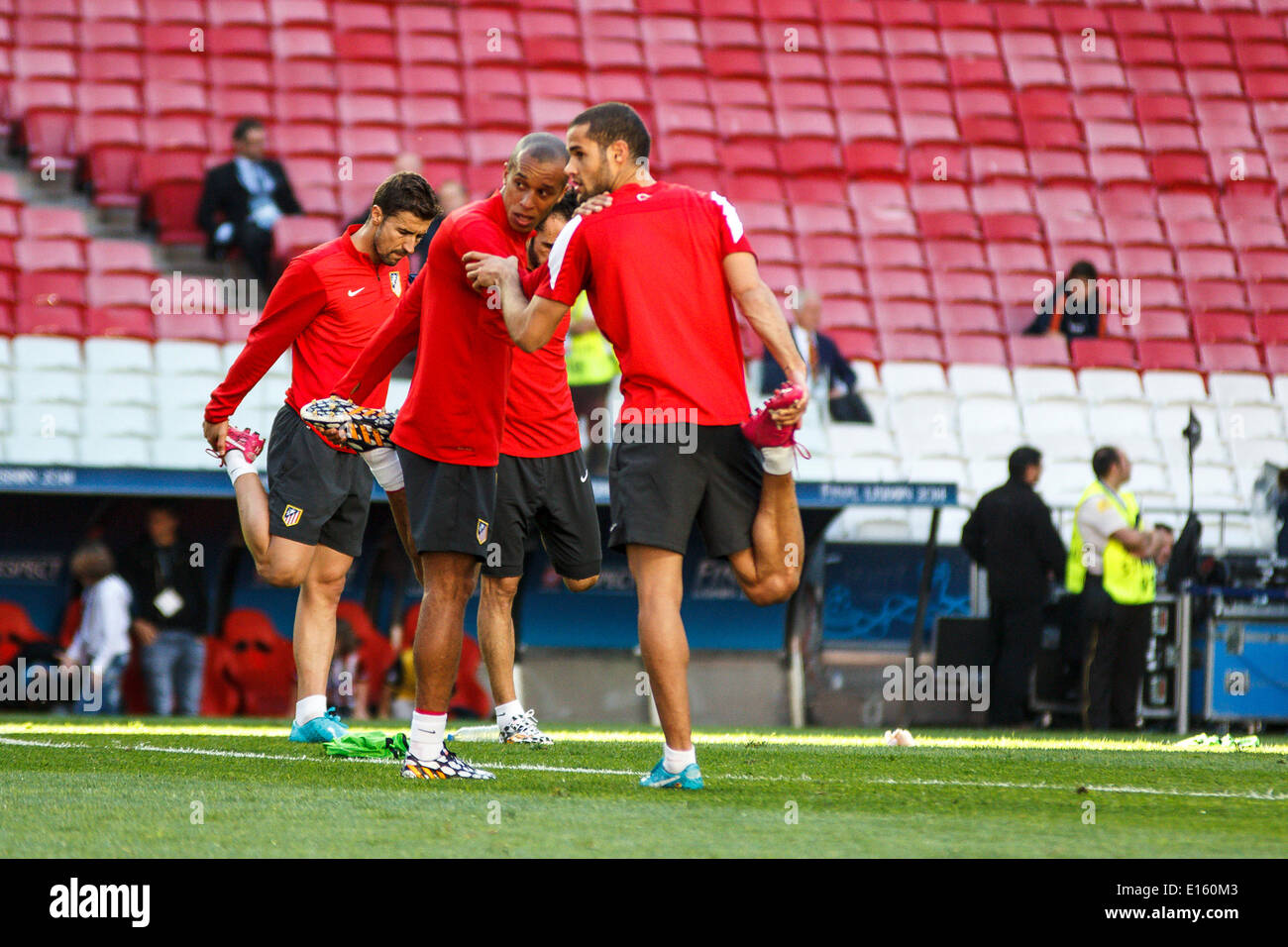 Atlético de Madrid defender Miranda (23), centro e Atlético de Madrid centrocampista Mario Suárez (4), destra, durante l'Atlético de Madrid open sessione di allenamento a Luz Stadium di Lisbona, Portogallo. Il Real Madrid e il Atlético de Madrid contesta la finale di UEFA Champions League Sabato 24 Maggio, 2014. Foto Stock