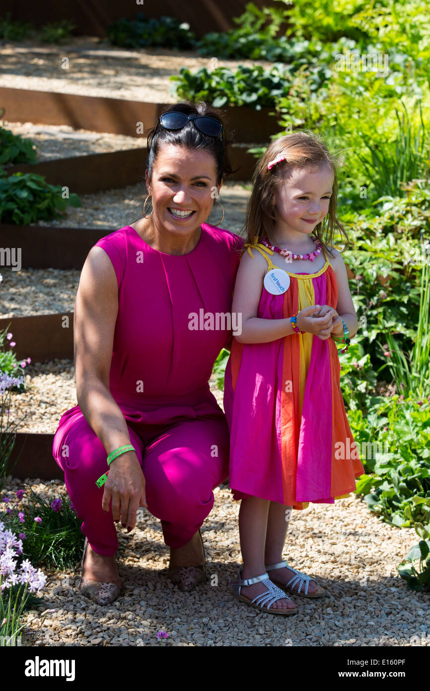 Susanna Reid nel primo tocco Garden per celebrare il lavoro delle unità neonatali di St George's Hospital, il Chelsea Flower Show Foto Stock