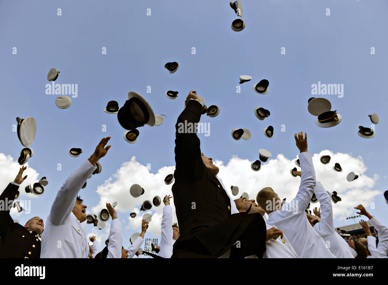 US Naval Academy laurea aspiranti guardiamarina lanciano i loro cappelli in aria per celebrare la fine dell'inizio e della loro laurea Maggio 23, 2014 in Annapolis, Maryland. Foto Stock