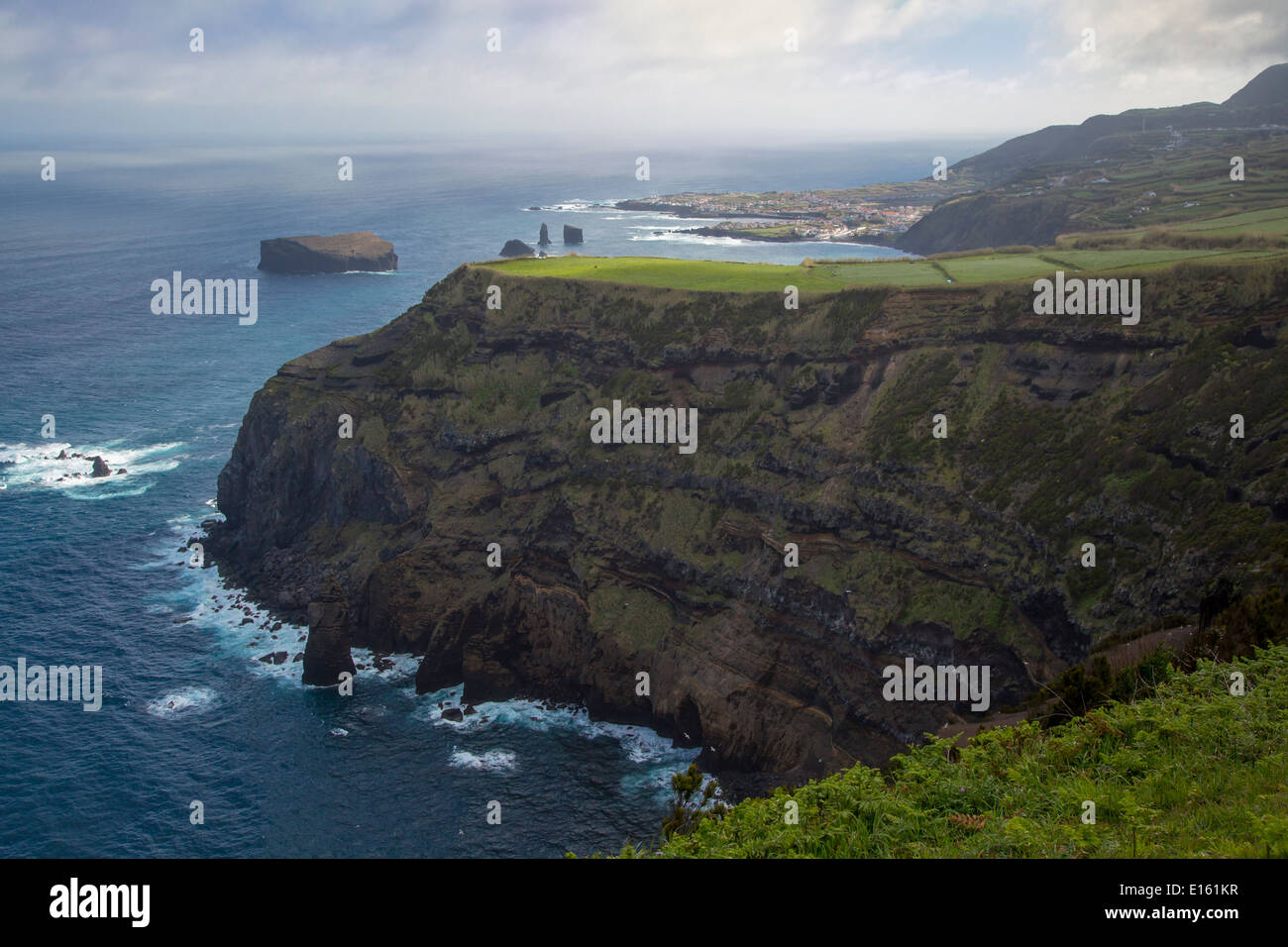Viewpoint a Miradouro do Escalvado lungo la costa occidentale dell'isola di Sao Miguel, Azzorre, Portogallo Foto Stock