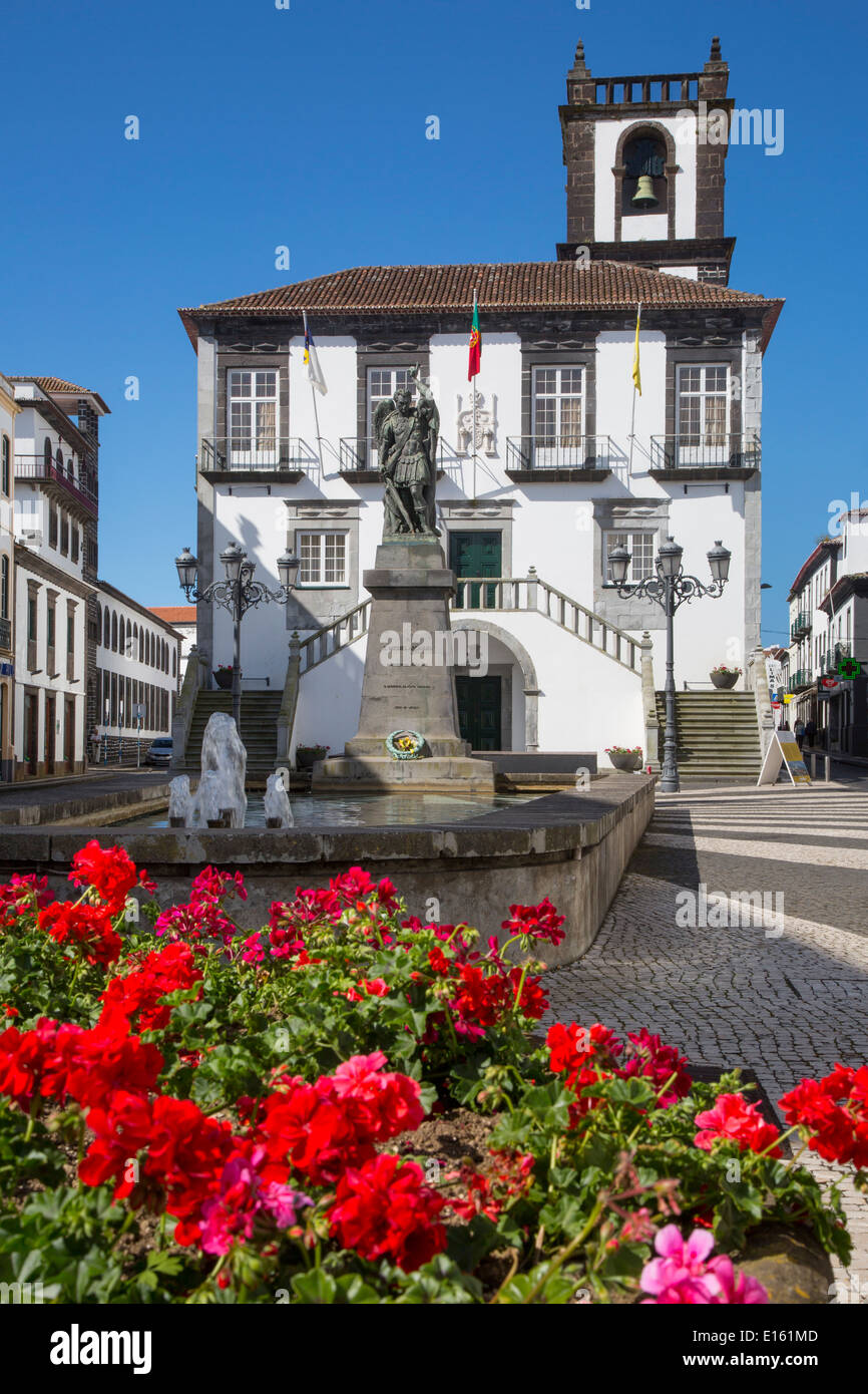 Il Geranio al di sotto della Câmara Municipal de Ponta Delgada - City Hall, isola Sao Miguel, Azzorre, Portogallo Foto Stock